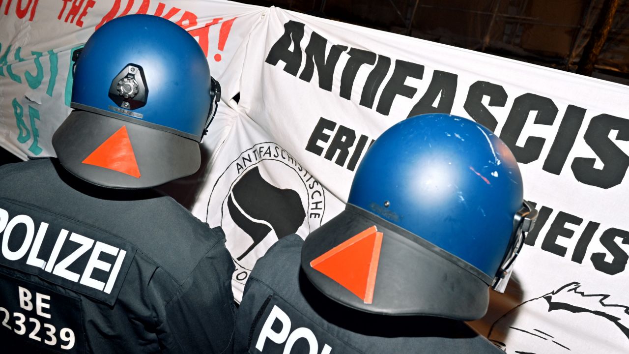 Polizei nimmt Demonstrierende bei Anti-Polizei-Demo in Berlin-Friedrichshain fest