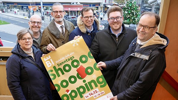 Advents-Shopping vorgestellt von (v. l.): Andrea Windmann (DEHOGA Ostwestfalen), Henner Zimmat (Altstadt Team), Jan-Erik Weinekötter (OWL-Handelsverband), Dominik Heuer (City-Werbegemeinschaft), Julius Birnbaum (LOOM), Martin Knabenreich (Bielefeld Marketing). - © Peter Unger
