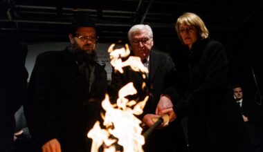 Chanukka-Leuchter entzündet: Nach Sydney-Anschlag: Gedenken bei jüdischem Fest in Berlin