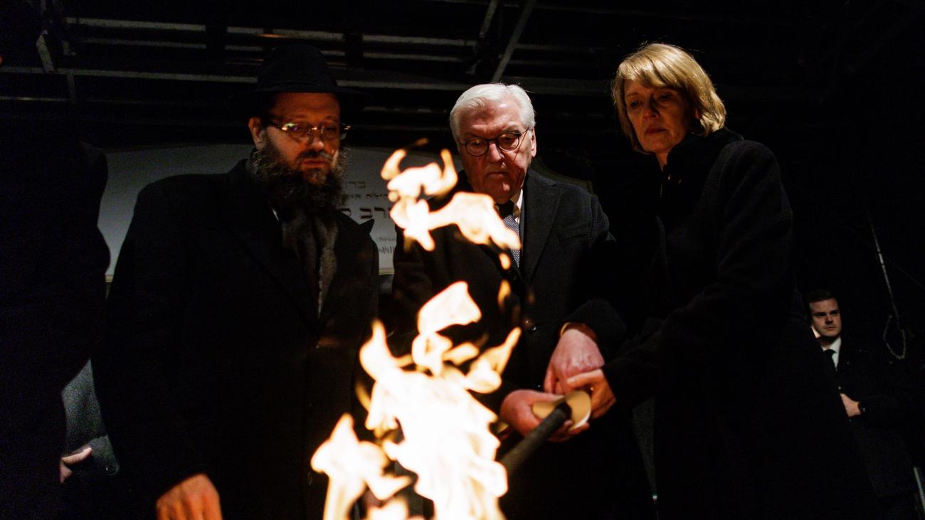 Chanukka-Leuchter entzündet: Nach Sydney-Anschlag: Gedenken bei jüdischem Fest in Berlin