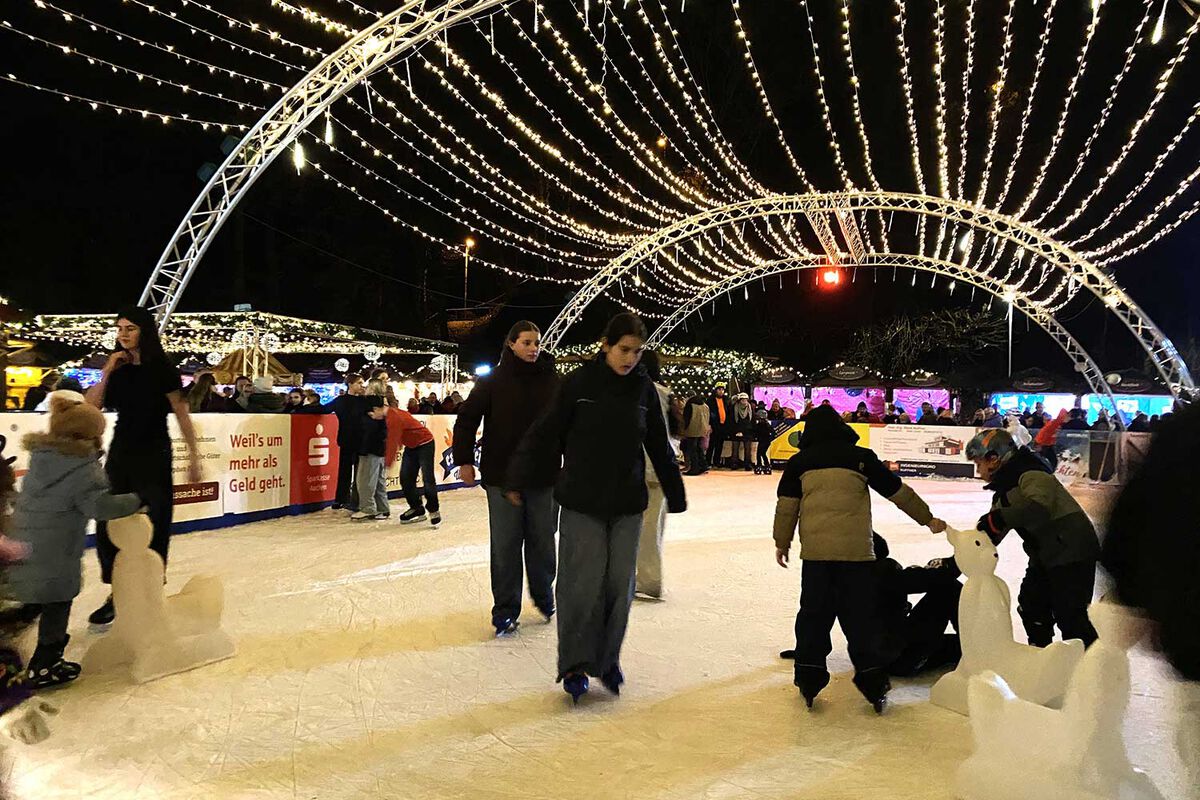 Winterzauber unter Lichtern: Der Weisweiler Weihnachtsmarkt verzaubert Jung und Alt. Foto: Irmi Röhseler - 