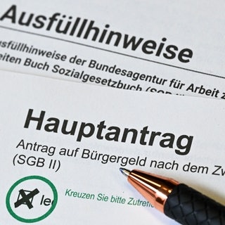 Ein Antrag auf Bürgergeld und dazu passende Ausfüllhinweise. Der Bund will ukrainischen Geflüchteten kein Bürgergeld mehr zahlen. (Foto: dpa Bildfunk, Picture Alliance) Ein Antrag auf Bürgergeld und dazu passende Ausfüllhinweise. Der Bund will ukrainischen Geflüchteten kein Bürgergeld mehr zahlen.