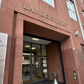 Das Landgericht Frankenthal von außen. Hier beginnt der Prozess gegen eine 17-jährige Schülerin aus Ludwigshafen, die ihre Lehrerin mit einem Messer bedroht haben soll. (Foto: SWR) Das Landgericht Frankenthal von außen. Hier beginnt der Prozess gegen eine 17-jährige Schülerin aus Ludwigshafen, die ihre Lehrerin mit einem Messer bedroht haben soll.