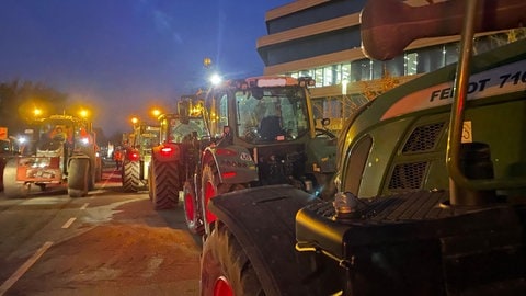 Traktoren vor Lidl in Bad Wimpfen. Ein Verein aus Landwirten hat zu einer Demonstration aufgerufen: Sie kritisieren die Butterpreise.