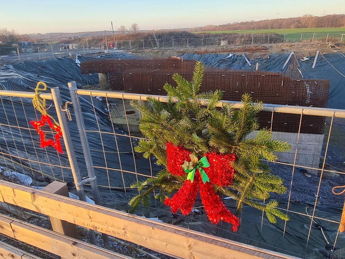 Irgendwer hat Weihnachtsdeko am Milser Loch platziert.