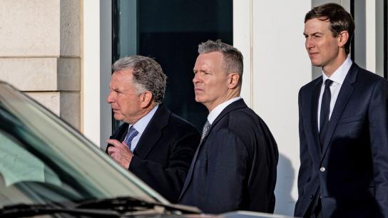 Jared Kushner (r) und Steve Witkoff, Sondergesandte der Vereinigten Staaten, kommen am 15.12.2025 aus der Amerikanischen Botschaft. (Quelle: dpa-Bildfunk/Fabian Sommer)