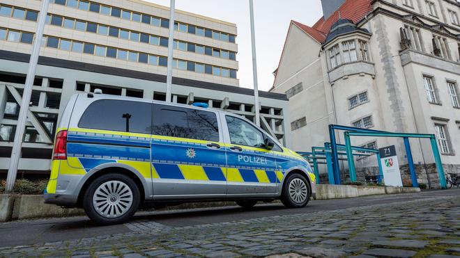 Landgericht: Vor dem Landgericht Bielefeld steht ein Polizeifahrzeug. Hier beginnt ein Prozess um Betrug und Bestechung in der Bauwirtschaft. (Archivfoto)