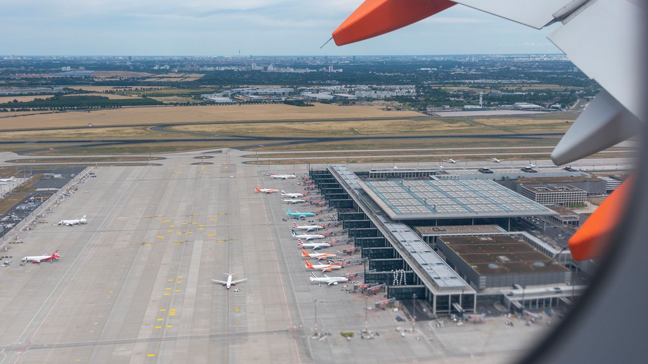 Verkehrssenatorin Bonde fordert dritte Landebahn