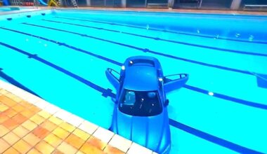 Auch Kind gerettet - Frankreich: Lenkerin versenkt Jaguar in Schwimmbad