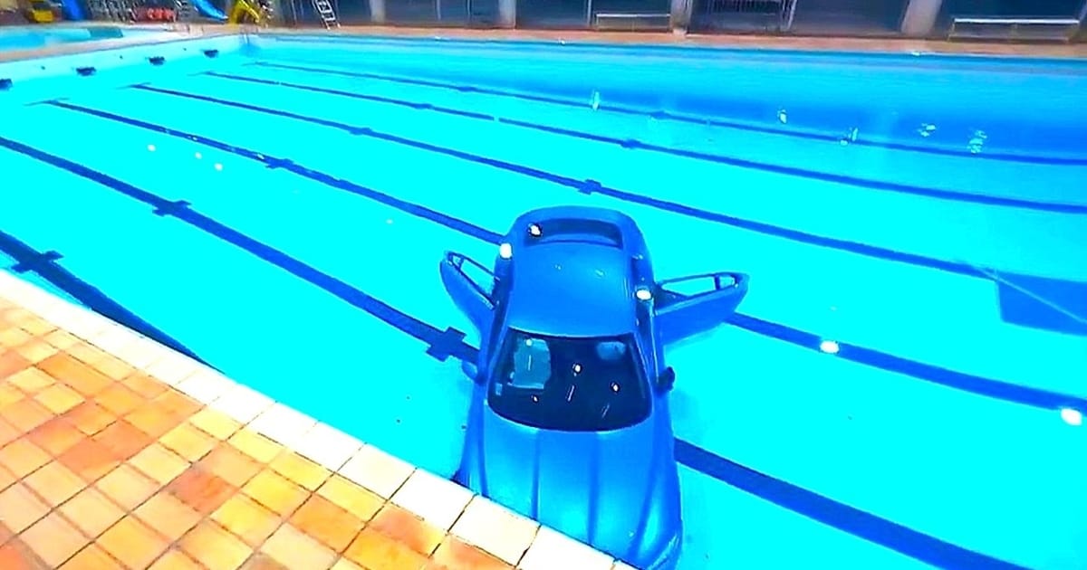 Auch Kind gerettet - Frankreich: Lenkerin versenkt Jaguar in Schwimmbad