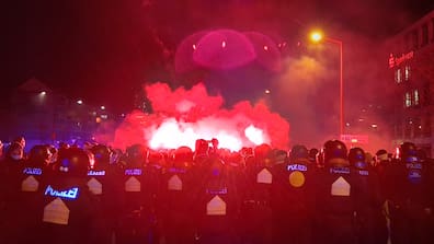 Rund 400 Fans des 1. FC Magdeburg marschierten am Dienstag begleitet von der Polizei zum Achtelfinale des DFB-Pokal gegen RB Leipzig in der Red-Bull-Arena.