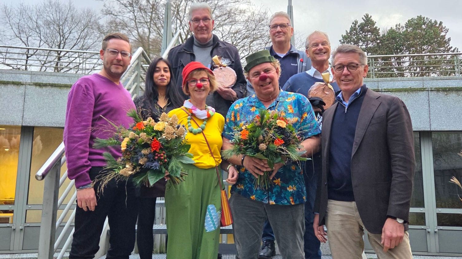 Übergabe an die Vertreter der Vereine: Sie erhalten finanzielle Unterstützung durch die sogenannte Restcentspende.