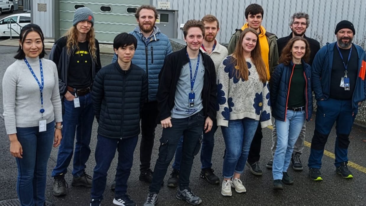 Die Arbeitsgruppe von Prof. Dr. Stefan Ulmer (ganz rechts) vor der Antimatter-Factory am CERN in Genf.