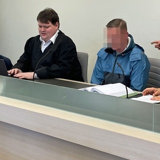 Der Angeklagte mit seinem Anwalt im Gericht: Dem Mann wird vorgerworfen bei einem Raubüberfall in Bad Kreuznach auf einen Sicherheitsmann geschossen zu haben. Er ist ist wegen versuchten Mordes angeklagt. 