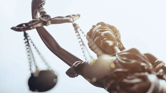 Eine bronzene Figur einer Justitia.