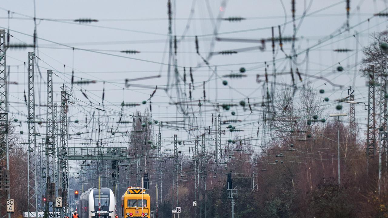 Nordrhein-Westfalen: Regionalexpress evakuiert: Bahnstrecke Köln-Düsseldorf gestört