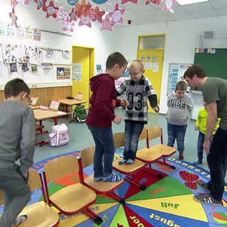 Kinder tollen herum. Die Jugendämter in Rheinland-Pfalz müssen immer öfter Familien unterstützen.