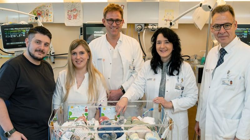 Die Eltern Markus und Synthia freuen sich mit Oberarzt Dr. Matej Komár, Prof. Pauline Wimberger, Direktorin Klinik für Frauenheilkunde und Geburtshilfe, und Prof. Mario Rüdiger, Leiter Neonatologie (v. l.n.r.), über den Nachwuchs. Die Eltern Markus und Synthia freuen sich mit Oberarzt Dr. Matej Komár, Prof. Pauline Wimberger, Direktorin Klinik für Frauenheilkunde und Geburtshilfe, und Prof. Mario Rüdiger, Leiter Neonatologie (v. l.n.r.), über den Nachwuchs.
