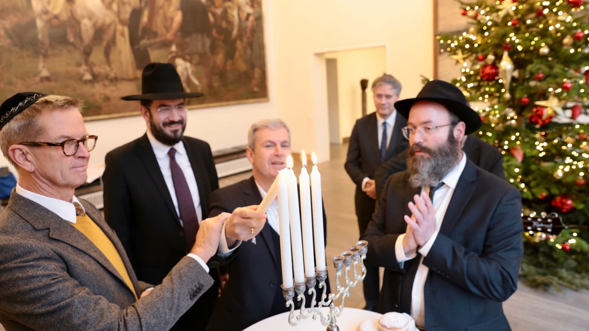 Bürgermeister Josef Hinkel entzündet Chanukka-Kerze: Ein leuchtendes Zeichen jüdischer Tradition im Düsseldorfer Rathaus.