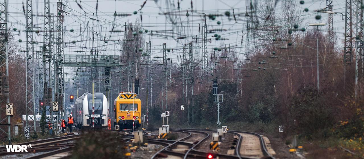 Großer Gleisbereich mit einem in der Ferne stehenden Zug