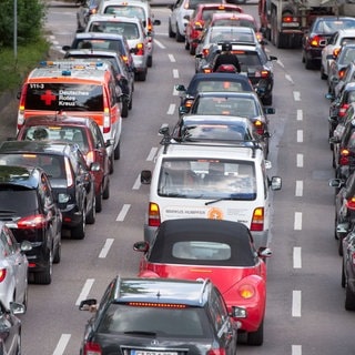 Autos stehen in Stuttgart im Stau. 