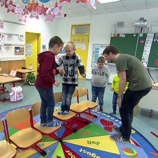 Kinder tollen herum. Die Jugendämter in Rheinland-Pfalz müssen immer öfter Familien unterstützen.