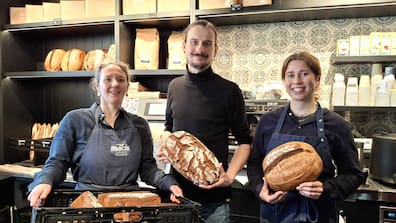 Den Bio-Genuss der Bäckerei Macis gibt es ab sofort auch in Leipzig-Gohlis: Bäckermeister Thomas Redtmann mit Anne (l.) und Lea im Verkauf.