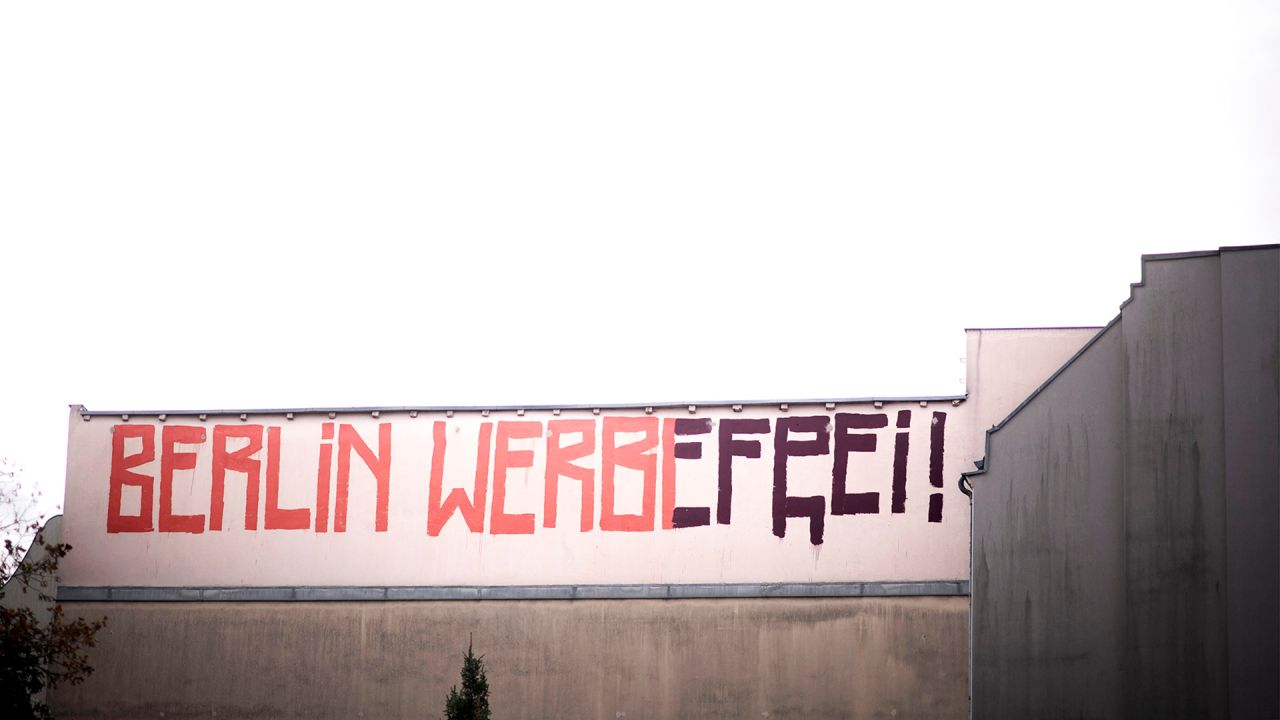 Senat muss Kostenschätzung für Volksbegehren "Berlin Werbefrei" deutlich senken