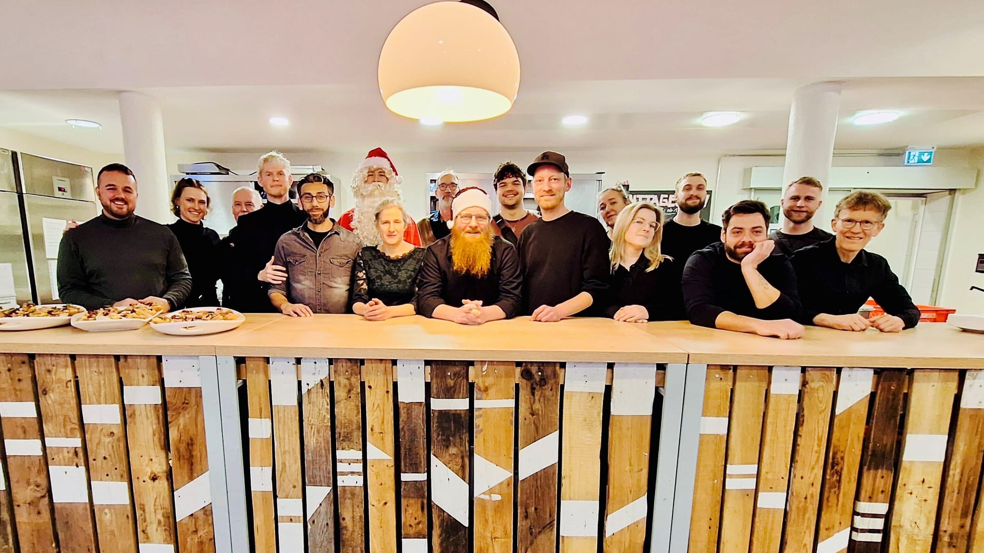 Die Mitarbeiter des Café Plattform: Sie kochen an Heiligabend ein Vier-Gänge-Menü, schenken Aufmerksamkeit und Gesellschaft.