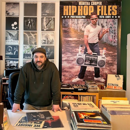 Ladenbesitzer Sebastian Koschmieder steht hinter seiner Ladentheke.