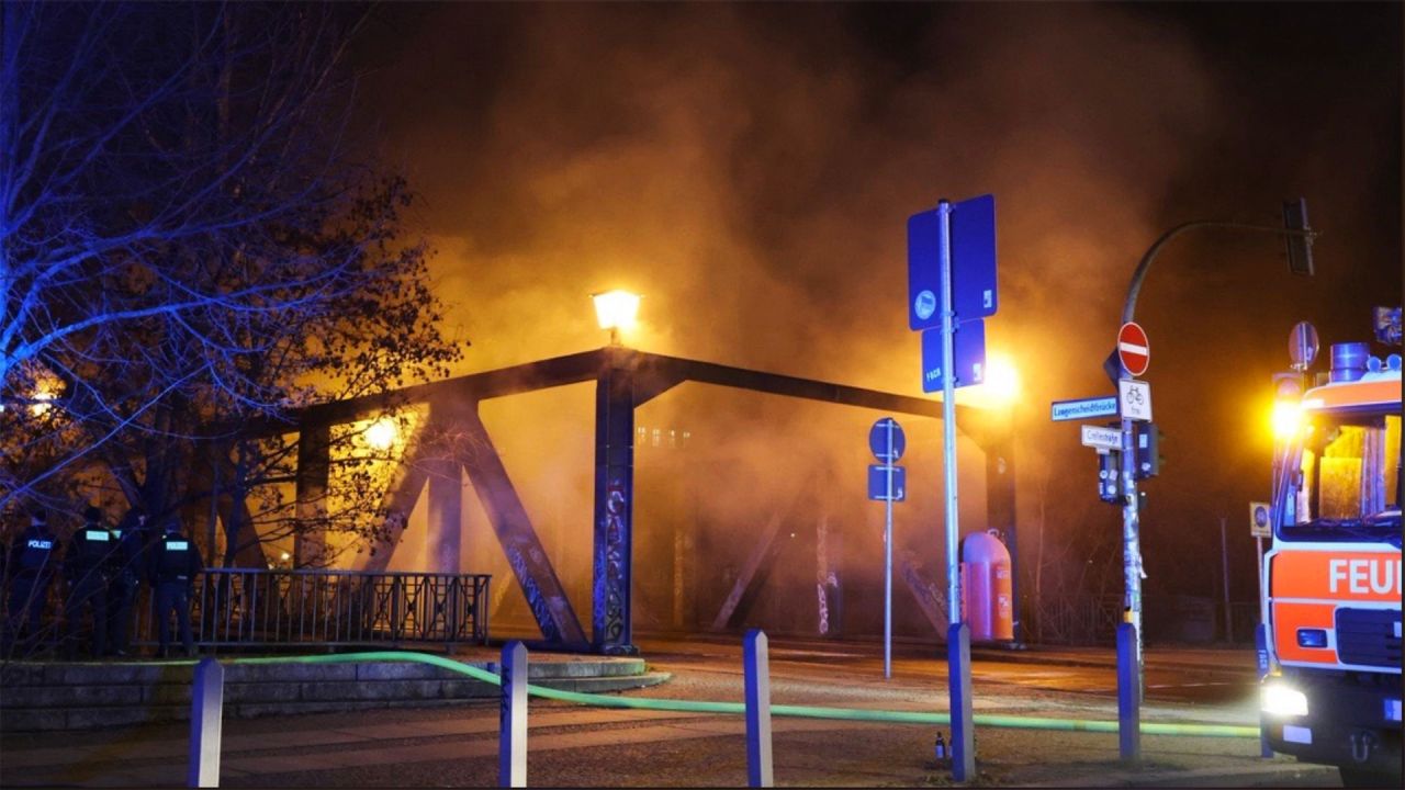 Langenscheidtbrücke in Schöneberg nach Brand für Autos gesperrt