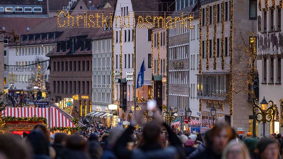 Schlager-Traumpaar sammelt Spenden bei Besuch auf bayerischem Weihnachtsmarkt