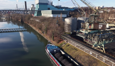 Ein Blick aus der Vogelperspektive: Die Ladung des letzten Kohleschiffs wird gelöscht.