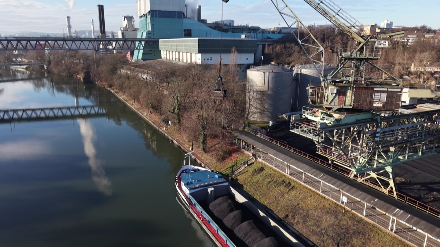 Ein Blick aus der Vogelperspektive: Die Ladung des letzten Kohleschiffs wird gelöscht.