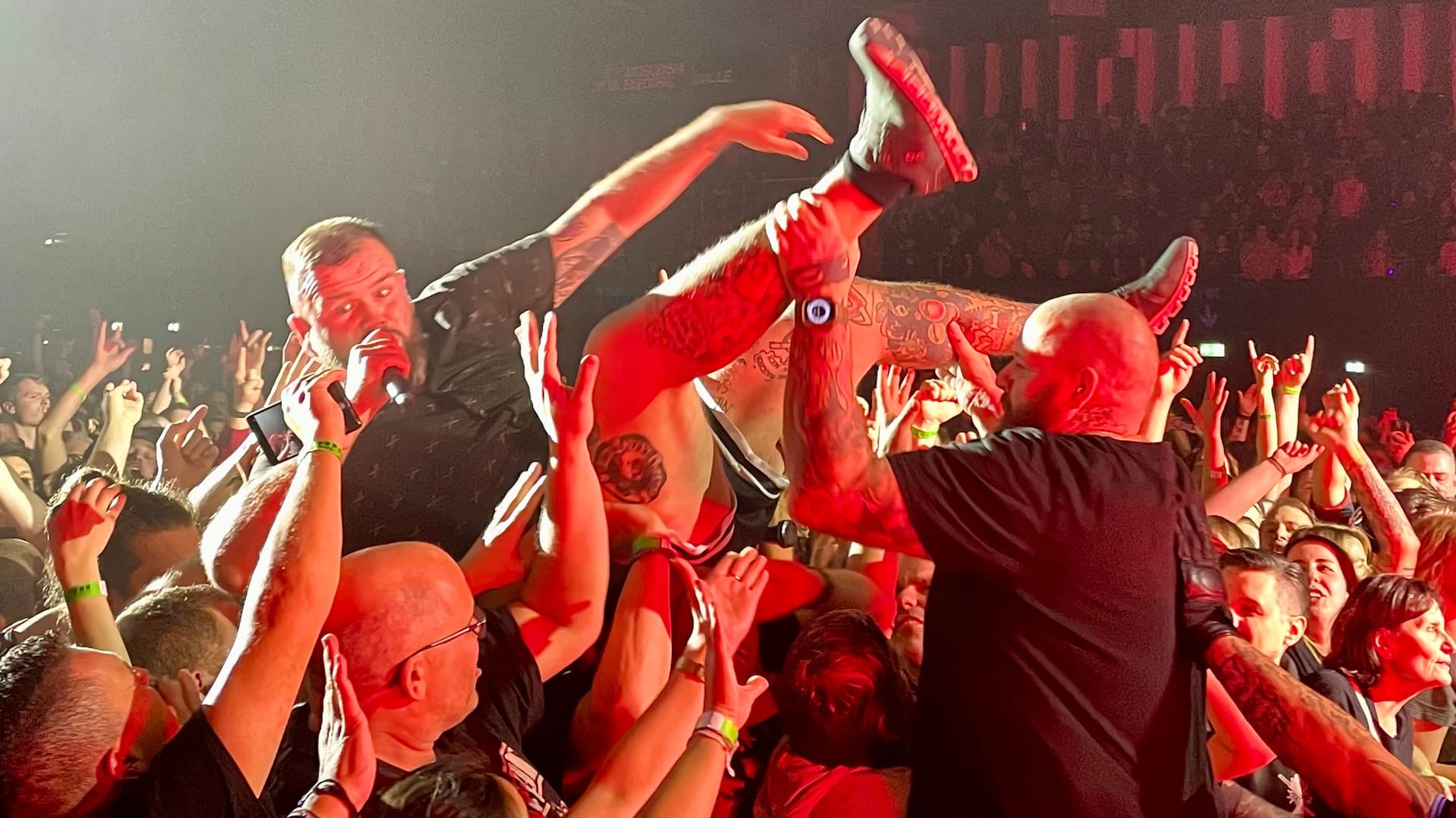 Frontmann Monchi bereits nach wenigen Konzertminuten beim Stagediving: Feine Sahne Fischfilet spielten mehr als zwei Stunden in Düsseldorf. Frontmann Monchi bereits nach wenigen Konzertminuten beim Stagediving: Feine Sahne Fischfilet spielten mehr als zwei Stunden in Düsseldorf.