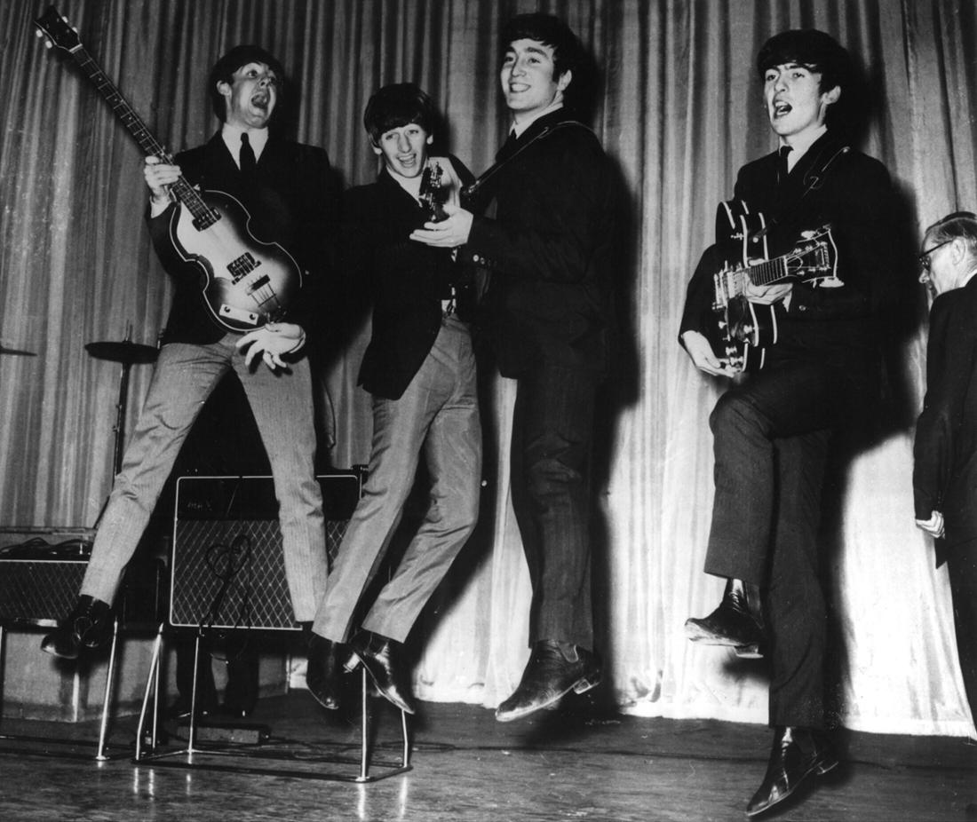Die Liverpooler Band „The Beatles“ bei einem Auftritt im Londoner Lyris Theatre im Jahr 1962