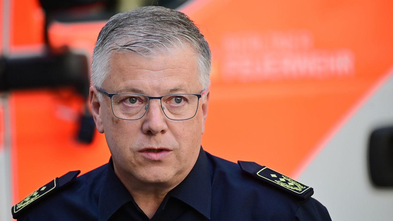 Grundgehalt von mehr als 11.000 Euro möglich: Berlins Feuerwehrchef unter Druck