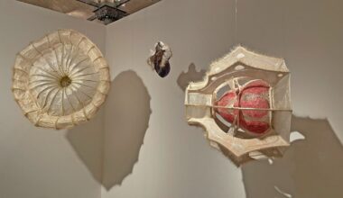 Dunkle Parallelwelten in grünem Garten