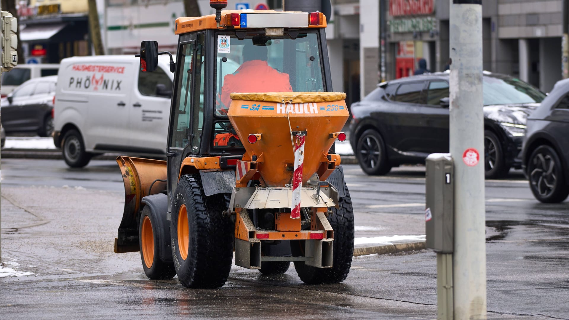 Ein Fahrzeug des Winterdienstes (Archivbild): Am Mittwochmorgen wird es in München frostig.