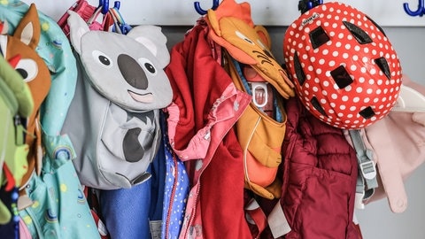 Taschen hängen an der Garderobe einer Kita. Die Gebühren für Kindertagesstätten werden in Stuttgart ab 2026 teurer.