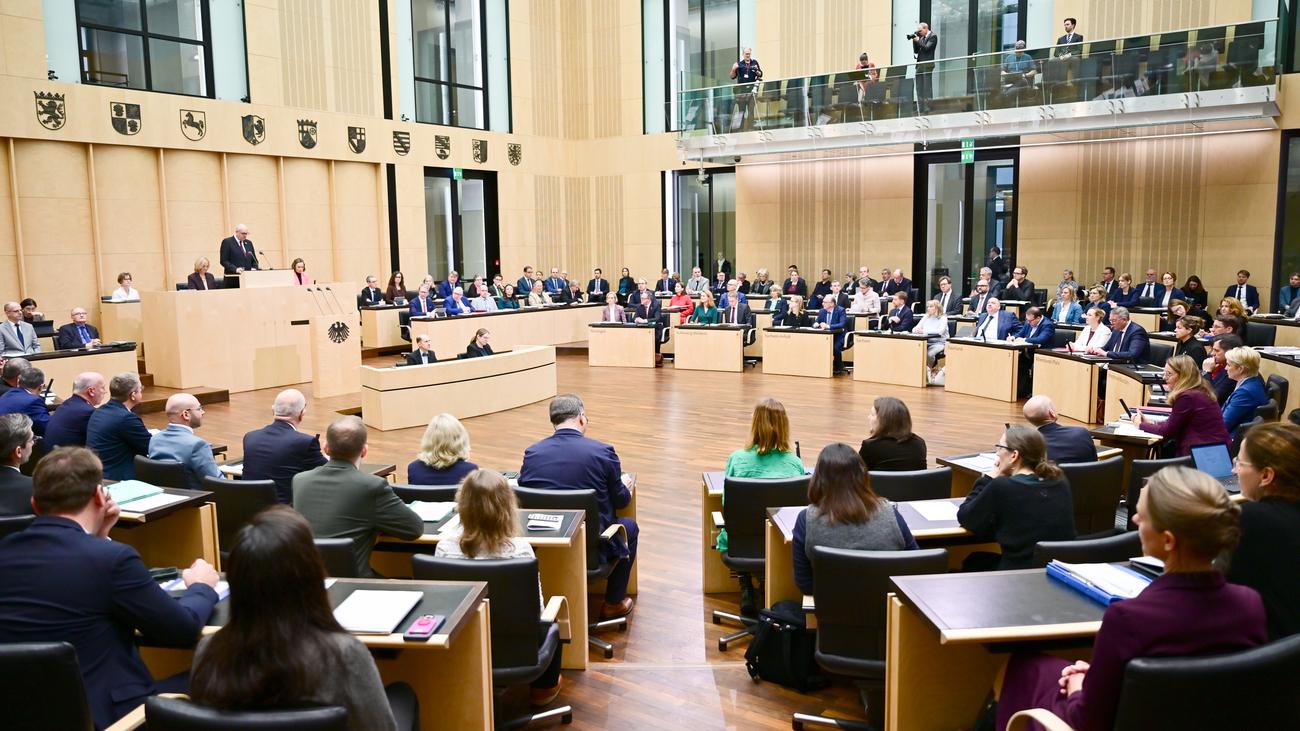 Bundesrat: Bundesrat beschließt Wehrdienst, Rentenpaket und Haushalt für 2026