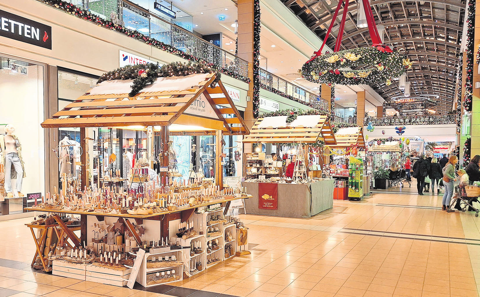 Bis Heiligabend erwarten Besucher im Einkaufszentrum am Mühlendamm Geschenkverpackungsservice, Fotostation, Weihnachtsmann-Sprechstunden sowie weitere Familienaktionen rund um das Fest.