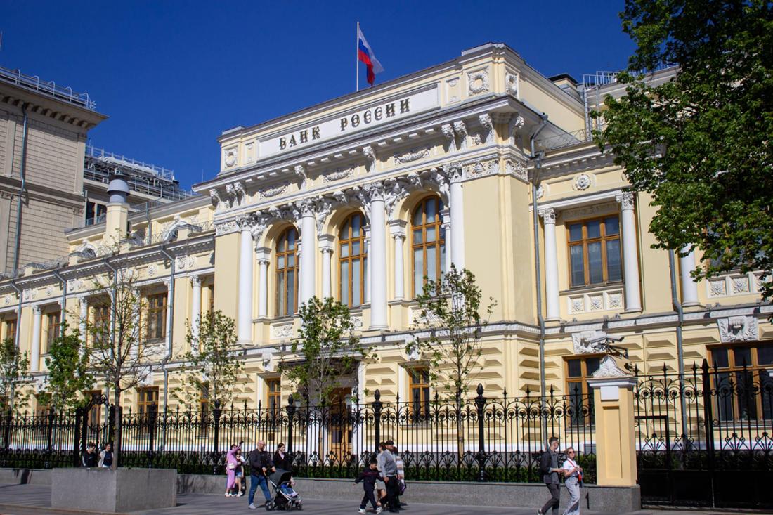 Menschen gehen in Moskau an der russischen Zentralbank vorbei.