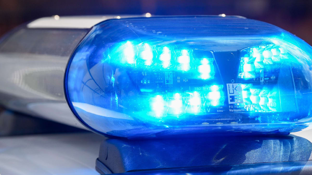 Mann in Stuttgart zwischen Straßenbahnen eingeklemmt