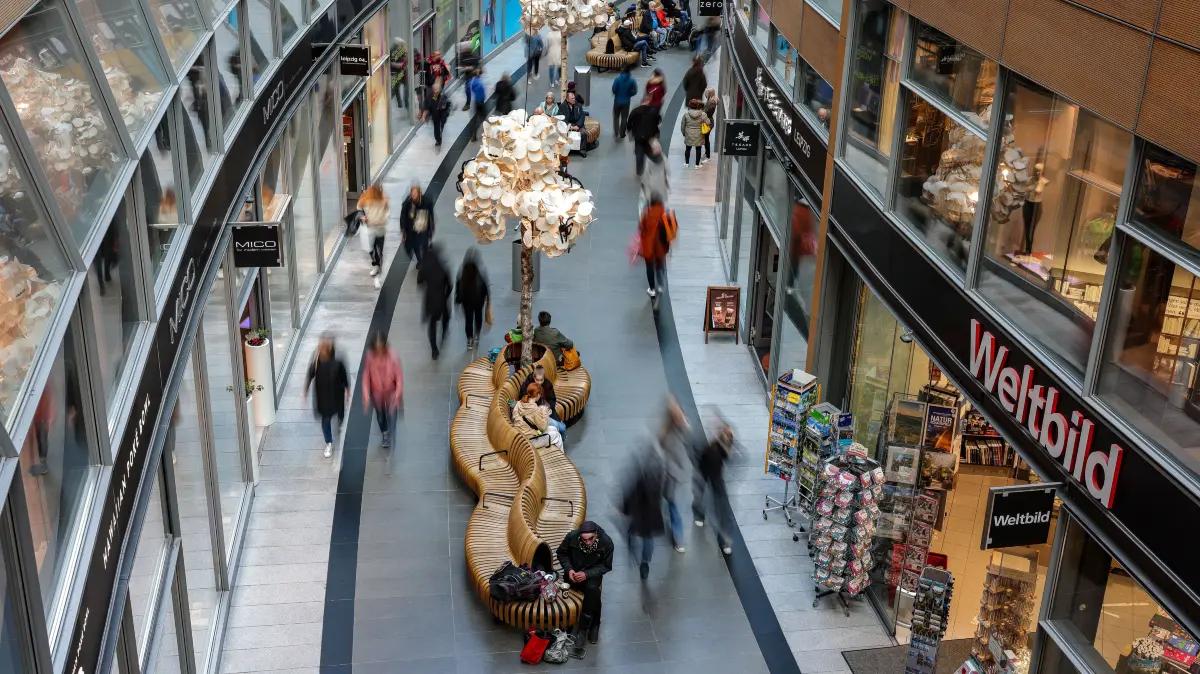 Passanten gehen durch ein Einkaufszentrum in der Leipziger Innenstadt. Die Inflation in Deutschland hat sich im Oktober deutlich abgeschwächt. Die Verbraucherpreise lagen um 3,8 Prozent über dem Niveau des Vorjahresmonats - nach 4,5 Prozent im September, wie das Statistische Bundesamt am Montag auf Basis vorläufiger Zahlen mitteilte. +++ dpa-Bildfunk +++