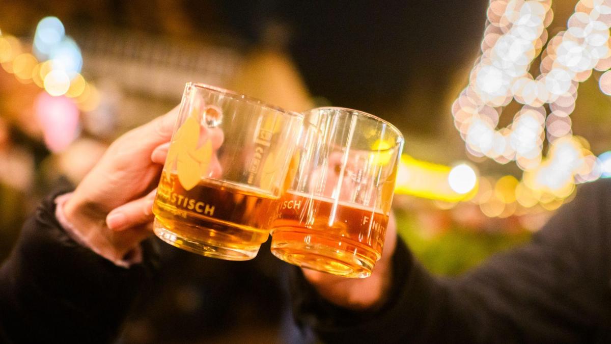 Luxus-Glühwein kostet 18 Euro auf Weihnachtsmarkt eines Hotels – Champagner als besondere Zutat