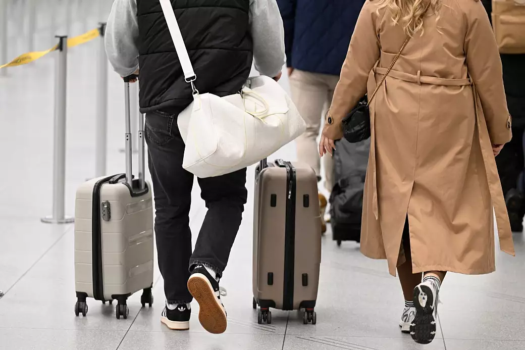 Ab in den Süden heißt es für viele, die jetzt in den Weihnachtsurlaub fliegen. - © Roberto Pfeil/dpa