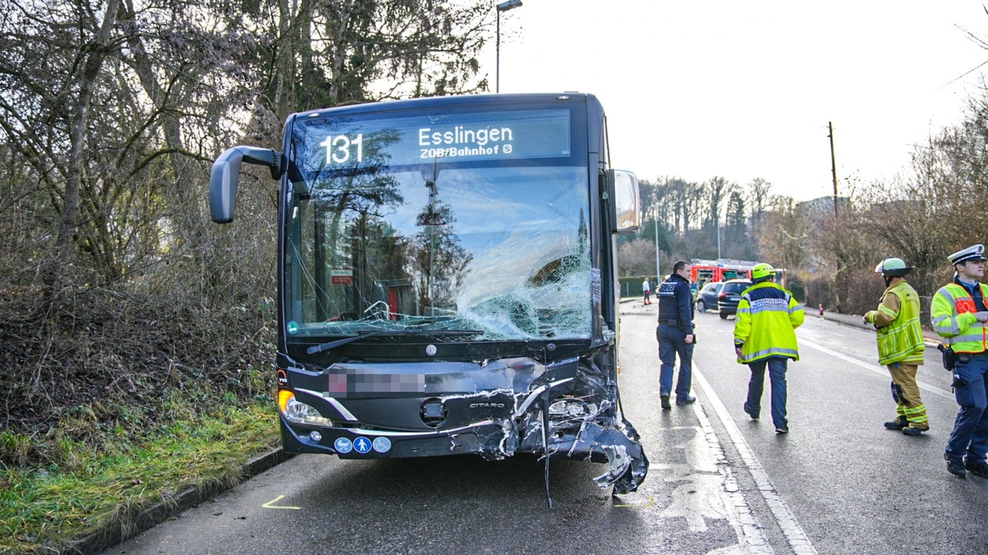 Unfall in Esslingen: Fahrerin kommt ums Leben