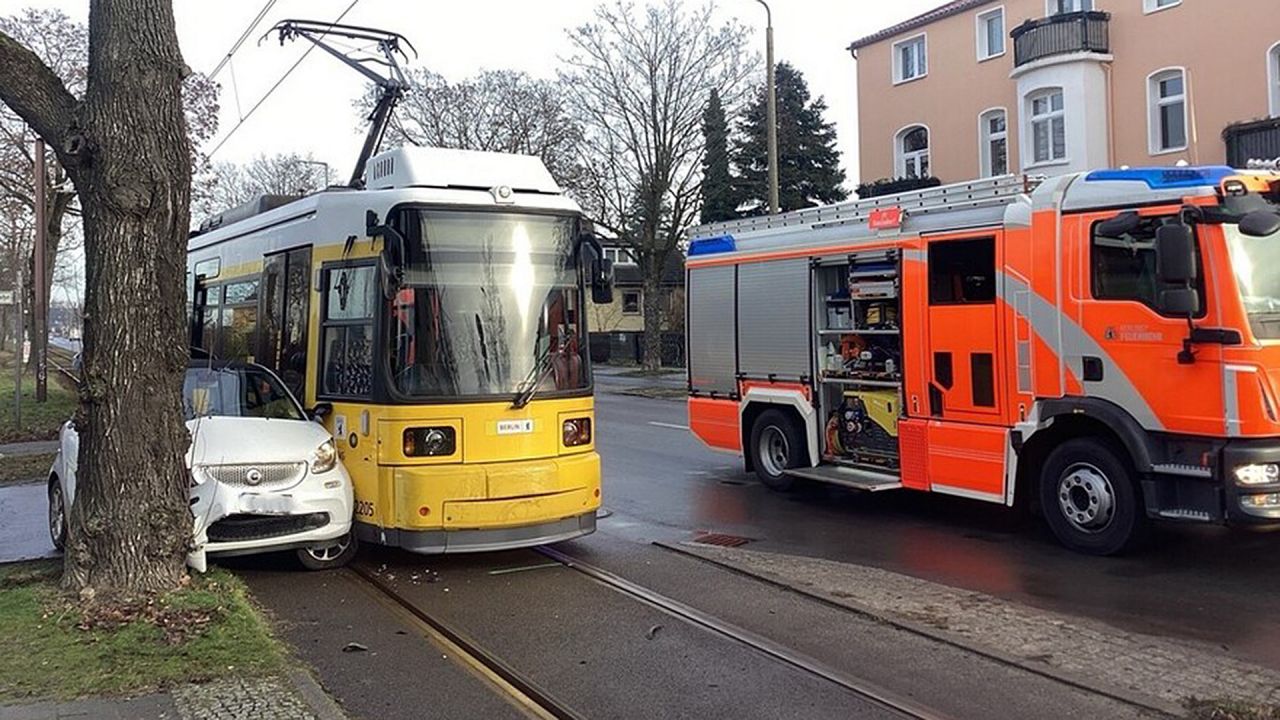 Ein Mensch bei Zusammenstoß von Tram und Auto leicht verletzt