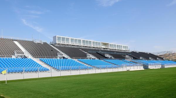 Ein aktuelles Beispiel für ein Übergangsstadion steht in Spanien: Das Ibercaja Estadio in Saragossa, das von 2025 bis 2027 als Ausweichspielstätte für Real Zaragoza dient und gut 20.000 Zuschauerinnen und Zuschauer fasst.